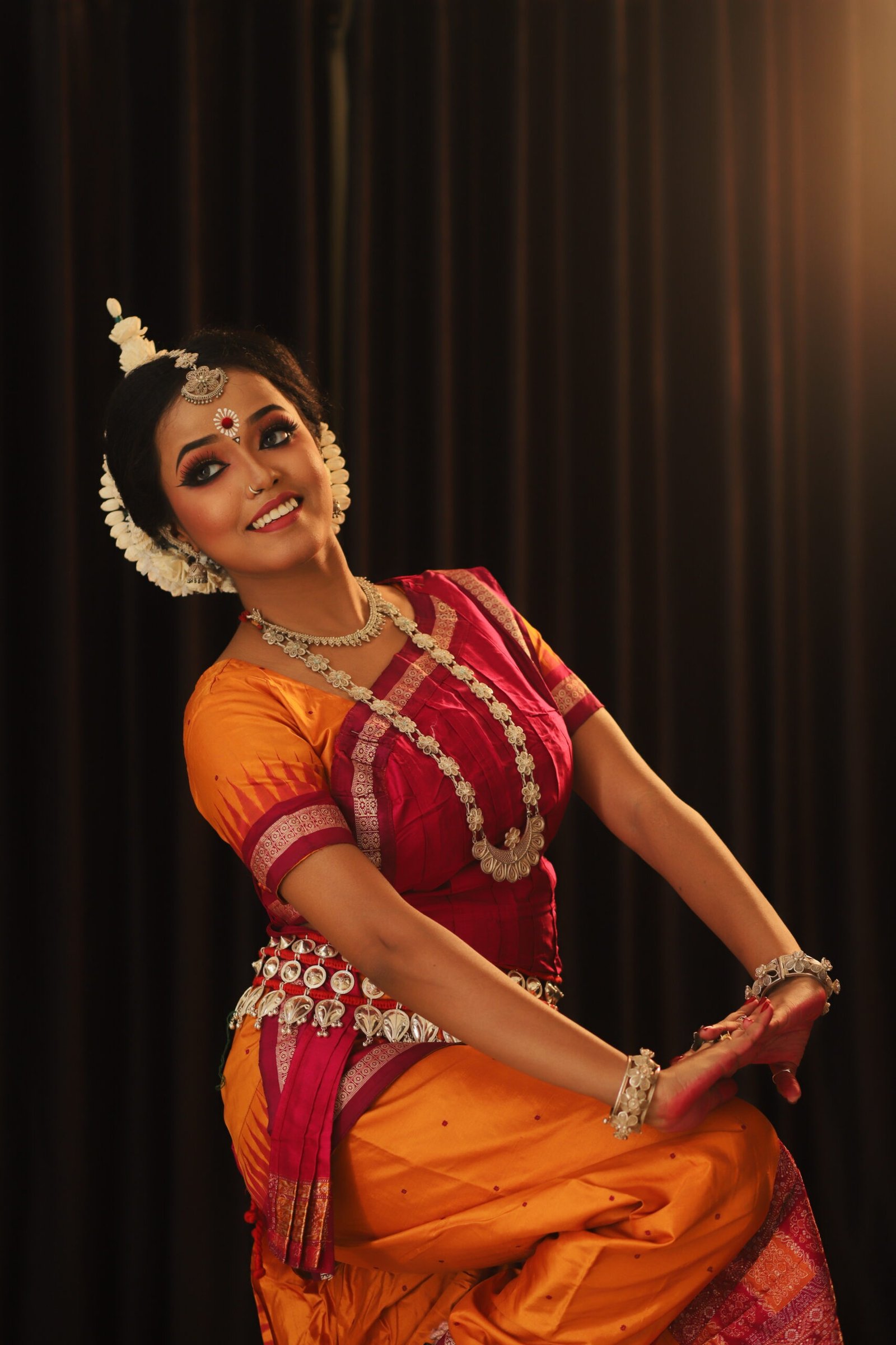 Guru Ms. Santasree Sasmal teaching Odissi dance to students at Odissi Academy, demonstrating a dance pose in traditional attire.