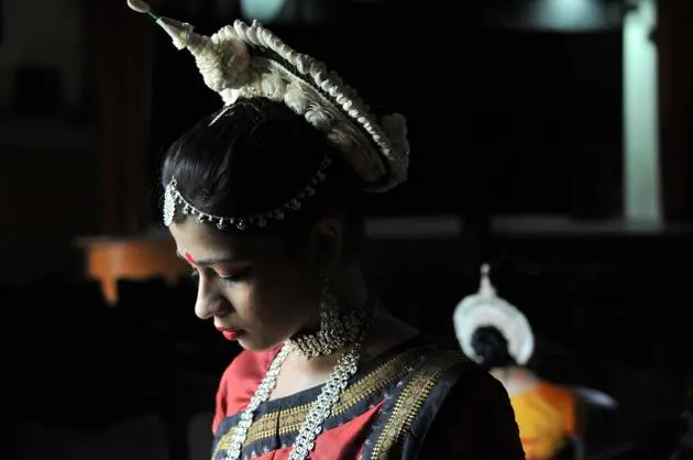 odissi costume and hair style